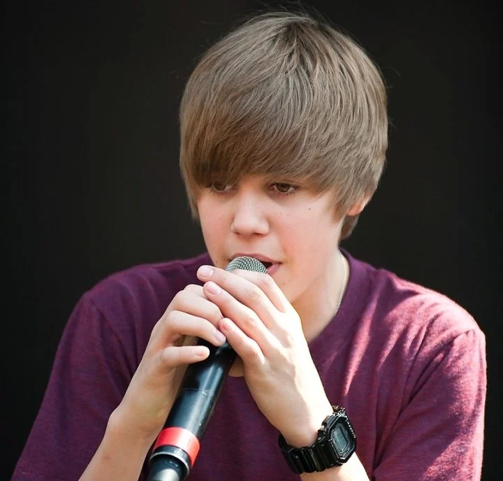Aos 12 anos, participou de um concurso de canto local, no qual seu talento chamou a atenção de Pattie Mallette, que se tornaria sua futura empresária. Reprodução: Flipar