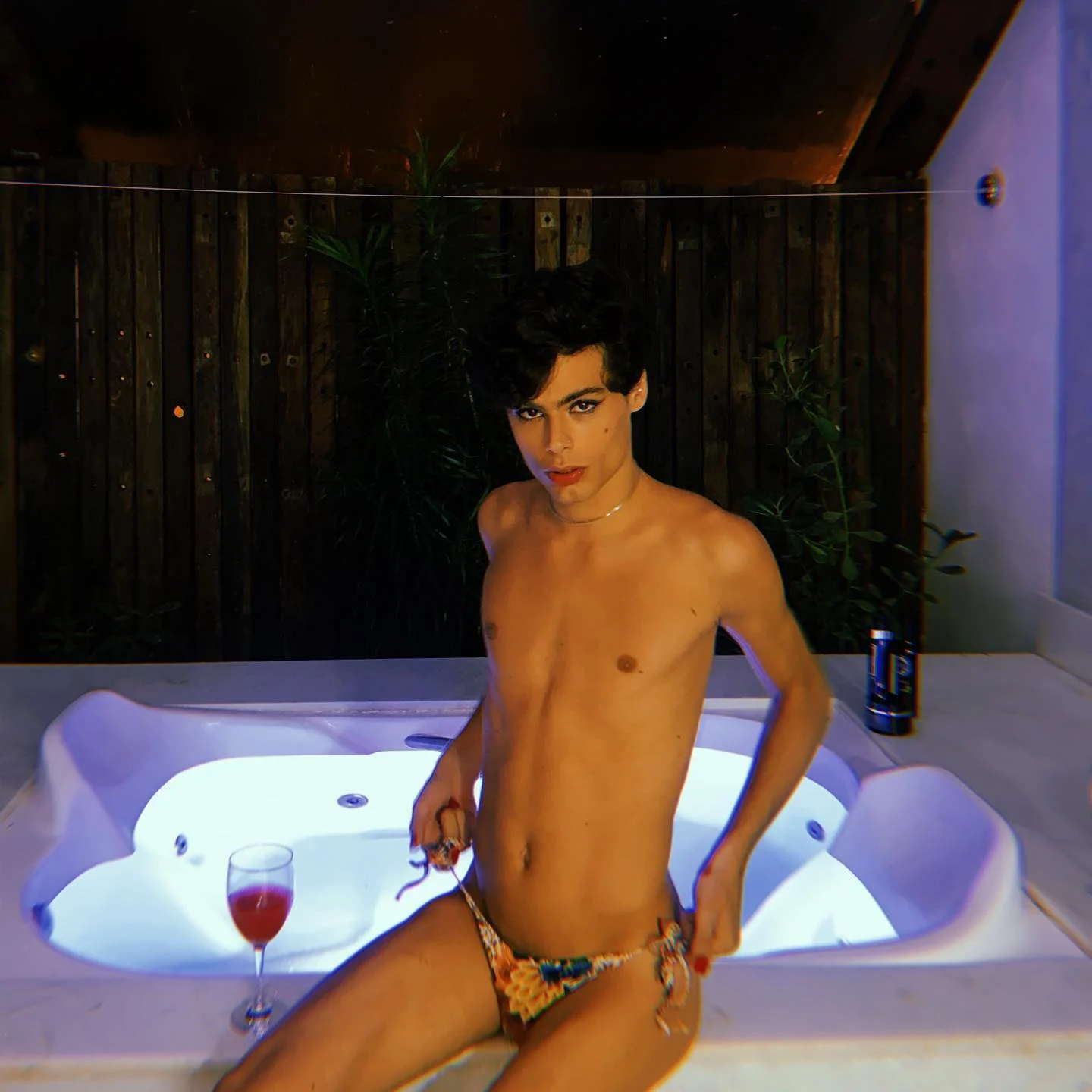 Filho de Luiza Tomé causa alvoroço com fotos ousadas nas redes sociais Reprodução/Instagram