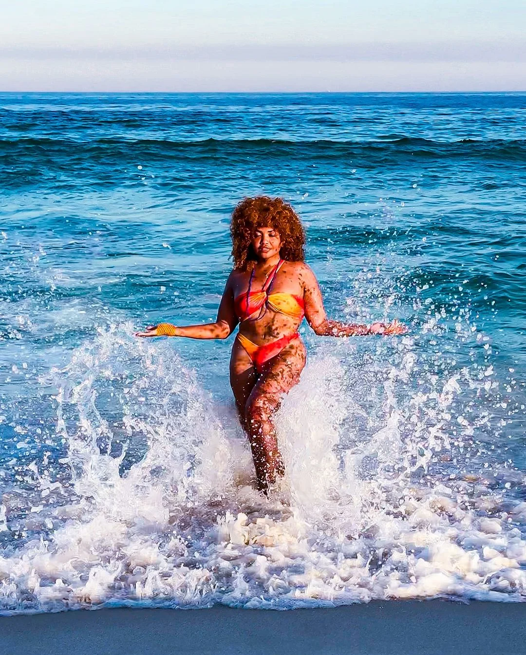Gaby Amarantos em praia no Rio de Janeiro Reprodução/Instagram