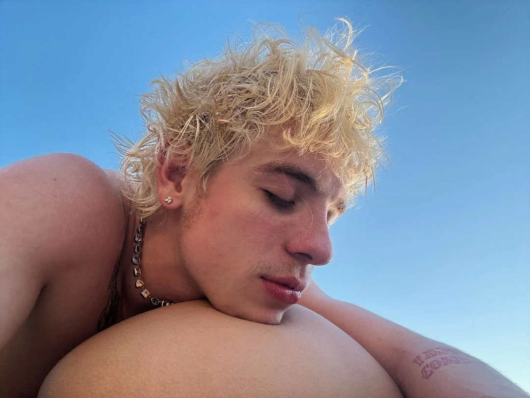 Juliano Floss abraçado ao que parece ser o bumbum da namorada Reprodução/Instagram