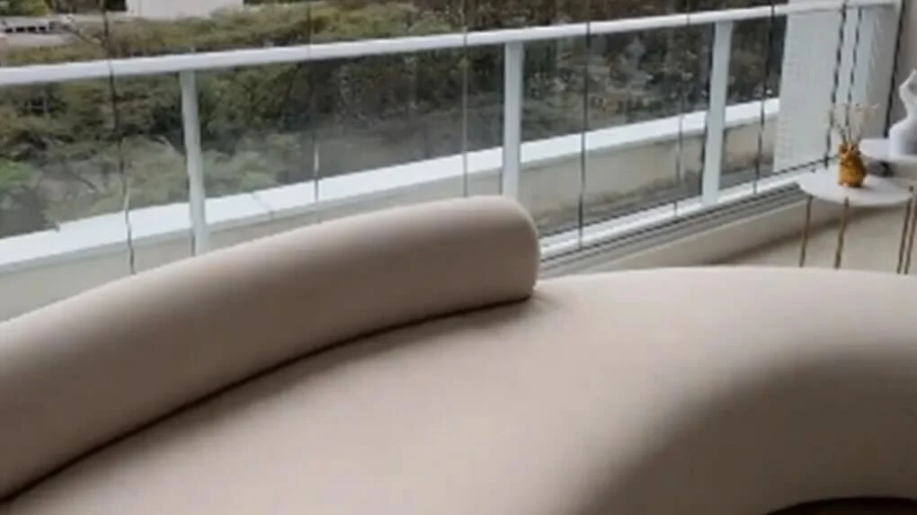 Sofá branco do apartamento de Karoline Lima Reprodução Instagram - 28.5.2024