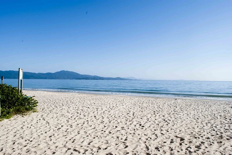 Jurerê Internacional - Santa Catarina: Localizada ao norte de Florianópolis, a praia conta com cerca de 3 quilômetros de extensão com areias claras e águas limpas. Apelidada como a “Ibiza Brasileira”, é rodeada por grandes mansões e resorts luxuosos. Como o nome sugere, atrai turistas de todo o mundo e, com sua alta concentração de festas, não é o ponto mais indicado para quem procura um local tranquilo para relaxar. Josiane Milanez/Flickr