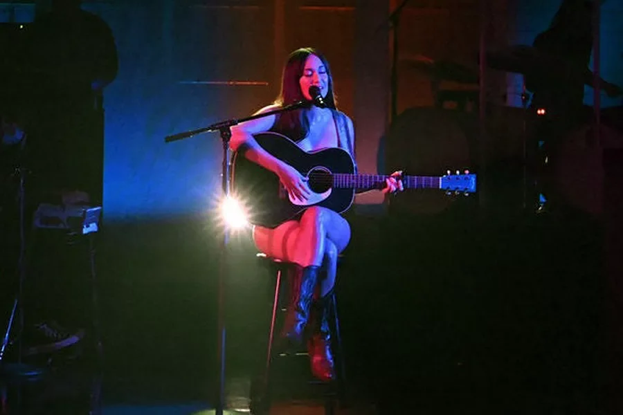 Kacey Musgraves já havia se apresentado nua em uma participação para o programa Saturday Night Live Reprodução/NBC