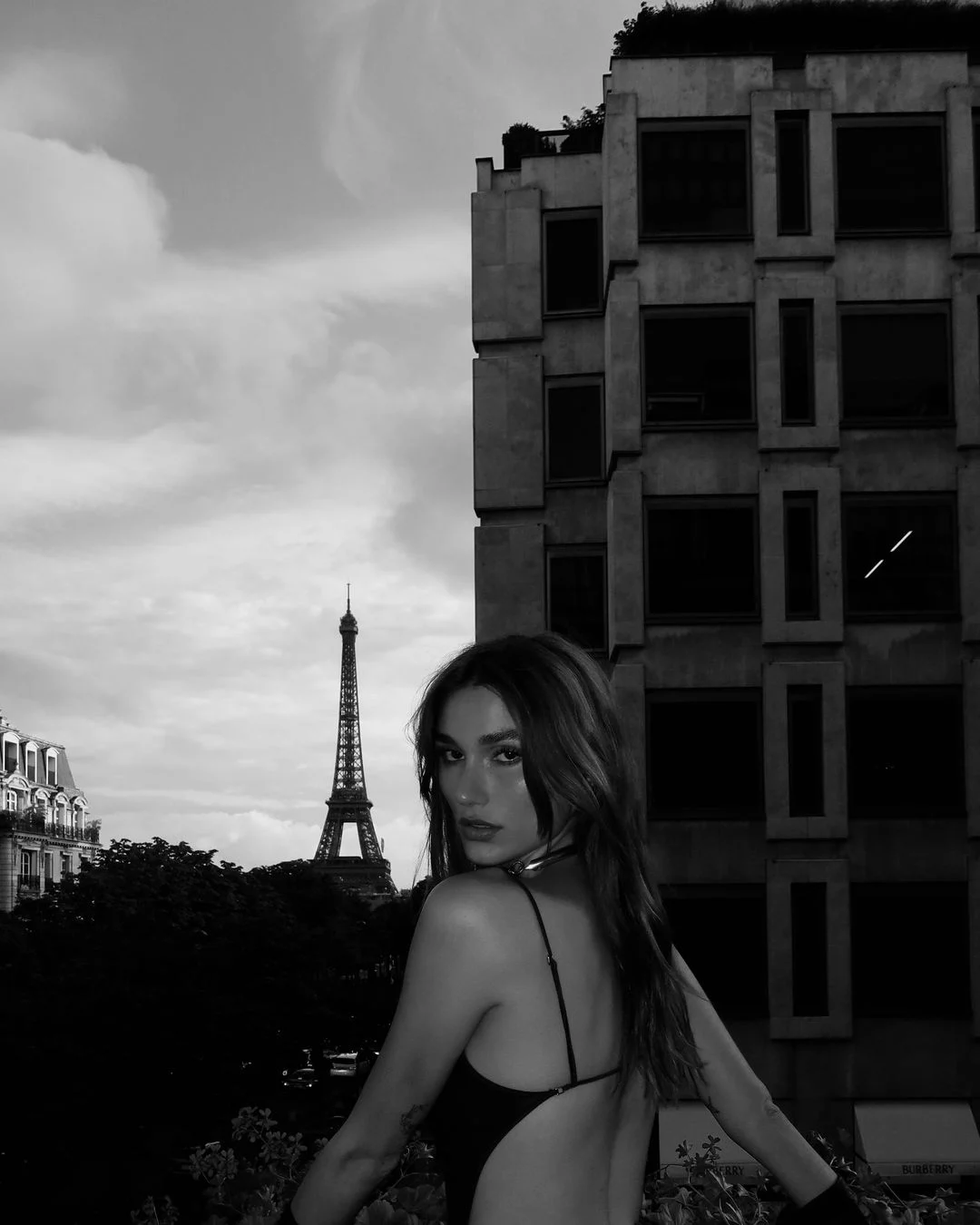 Estilista escolhe body transparente e saia cargo para evento da Yves Saint Laurent Instagram