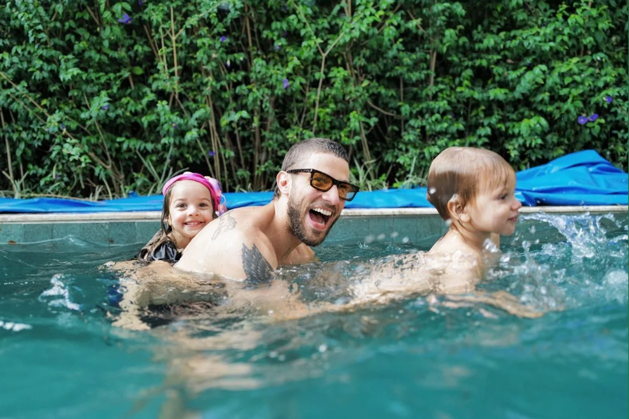 Chay Suede com os filhos, José e Maria Reprodução/Instagram