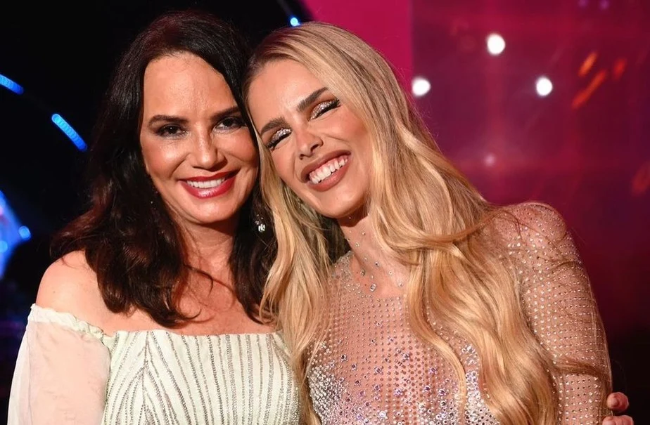 Um DNA surpreendente! Assim como a mãe, Yasmin Brunet ganhou destaque na mídia como modelo. A mãe e a filha são símbolos de beleza e já dividiram palco nas passarelas. Reprodução