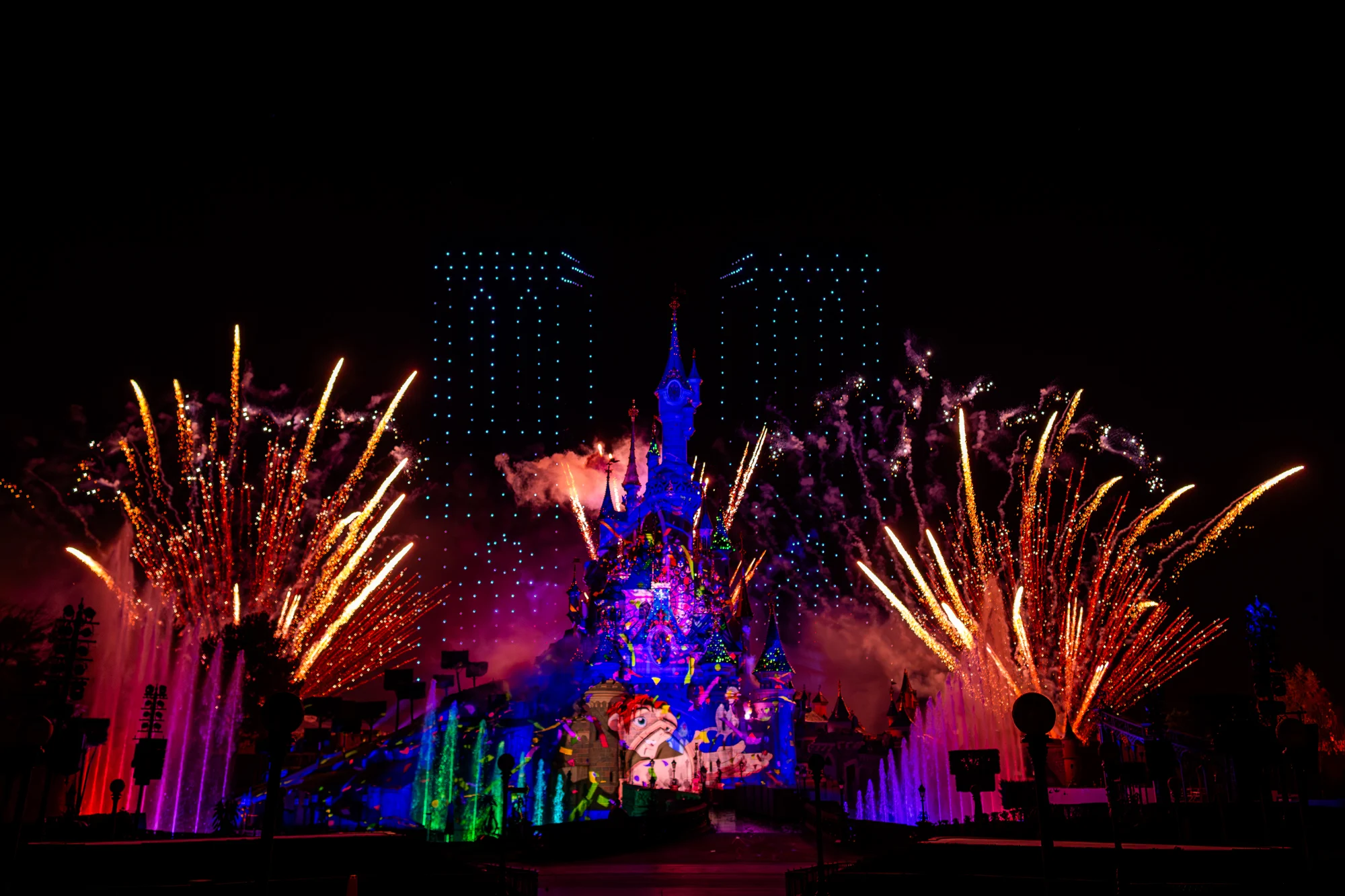 Disneyland de Paris celebra reabertura da Catedral de Notre Dame com montagem de 