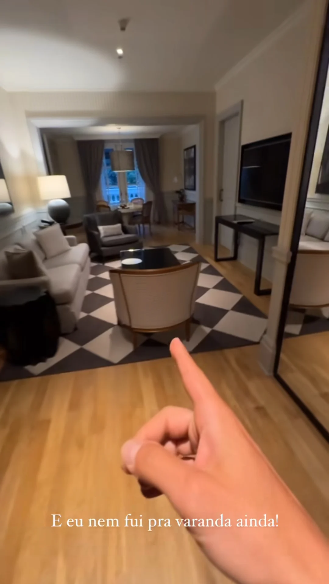 A suíte da família conta com diversos quartos, banheiros, sala de estar, sala de TV, closets, cozinha, lareira e banheira Reprodução/Instagram