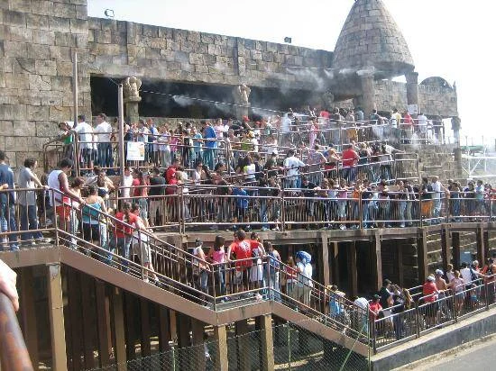 Fila da montanha-russa Montezum no Hopi Hari Reprodução