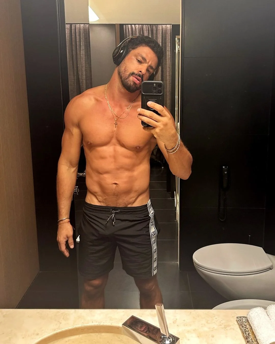 Cauã Reymond deu o que falar ao compartilhar fotos pós treino Reprodução/Instagram