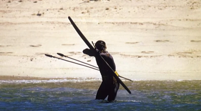 A Ilha Sentinela do Norte abriga um dos povos mais isolados do mundo, a tribo Sentinelesa, na Índia. As autoridades do país proibiram qualquer contato com esta tribo a fim de proteger o modo de vida e prevenir a introdução de doenças. Quem tentou entrar no local, foi recebido com hostilidade, ataques e até mortes. Reprodução/redes sociais