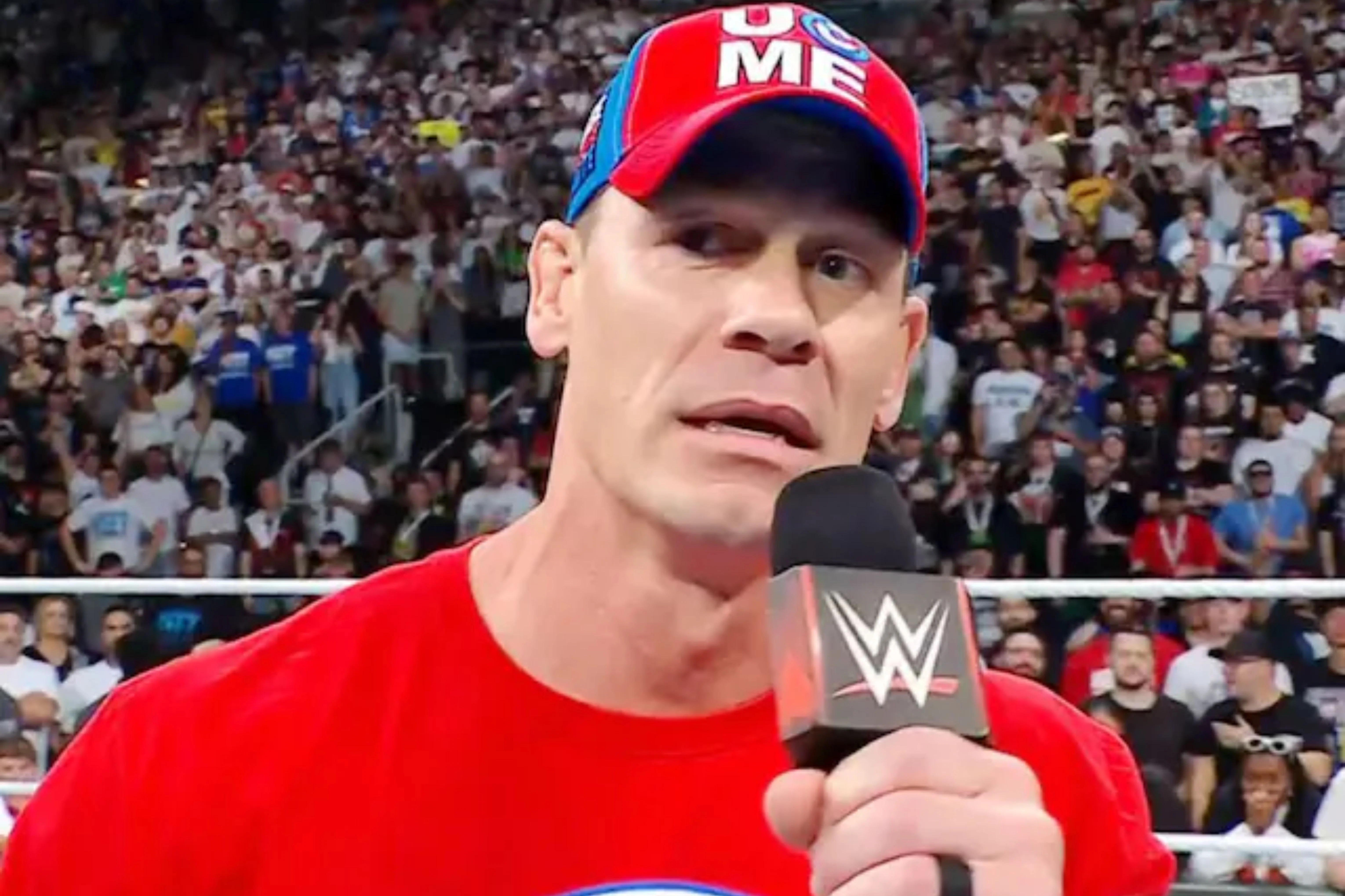 John Cena: Wrestler profissional, ator e apresentador de televisão americano, conhecido por sua carreira na WWE e papéis em filmes de ação e comédia. Reprodução
