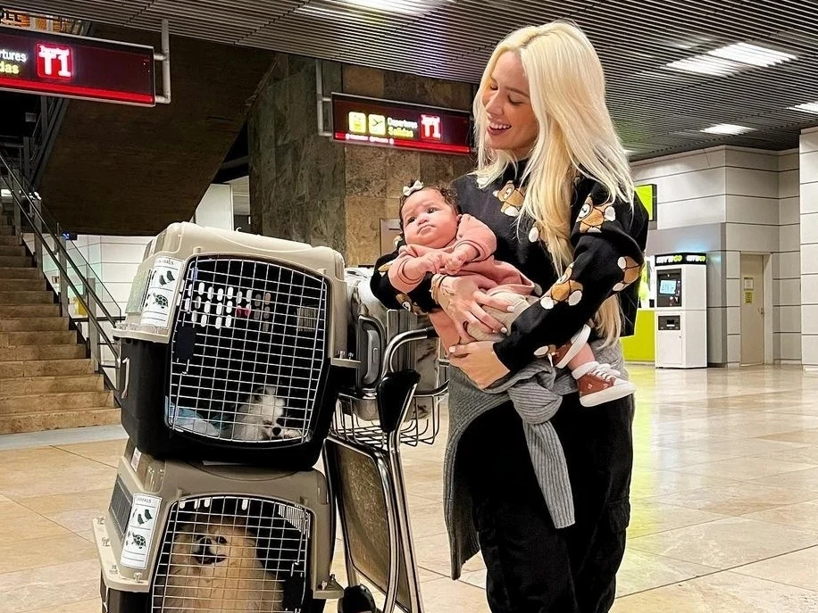 Dias após o término, Karoline Lima deu à luz sua primeira filha, Cecília. O nascimento da herdeira foi acompanhado e assistido pelo jogador de futebol. Após a chegada da pequena, a influenciadora deixou Madrid, onde o jogador trabalha, e voltou a morar no Brasil, em São Paulo. Reprodução