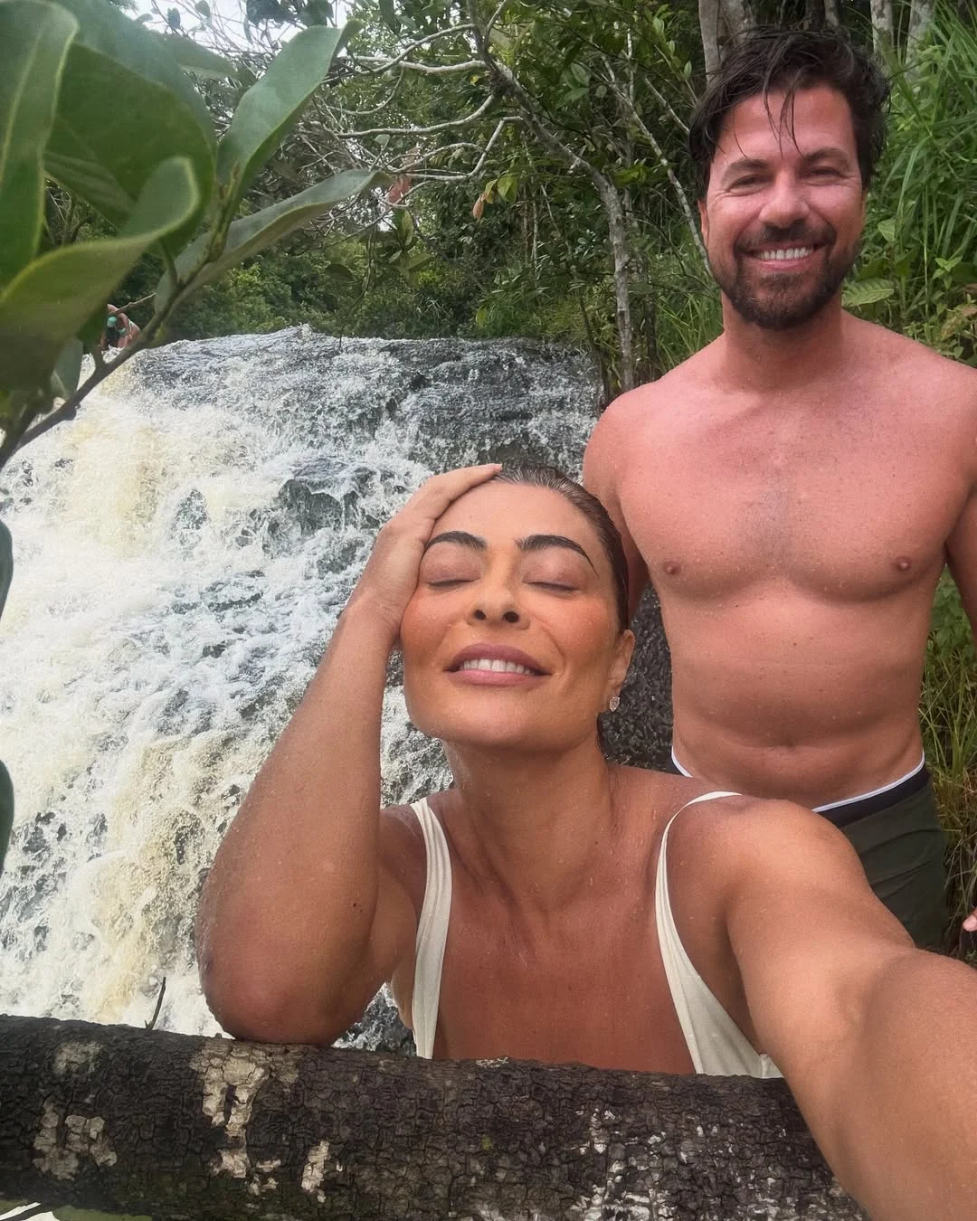 Juliana Paes acompanhada em cachoeira Reprodução Instagram - 25.4.2025
