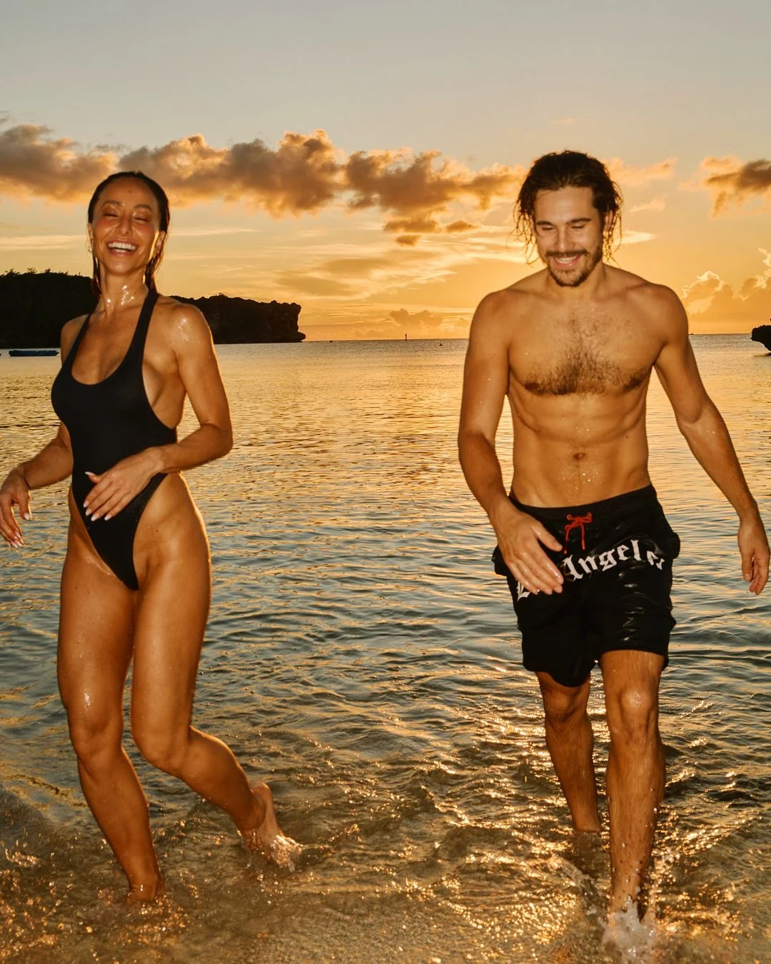 O ator posou com uma bermuda preta e sem camisa, e a apresentadora apostou em um maiô preto bem cavado Pedro Arieta