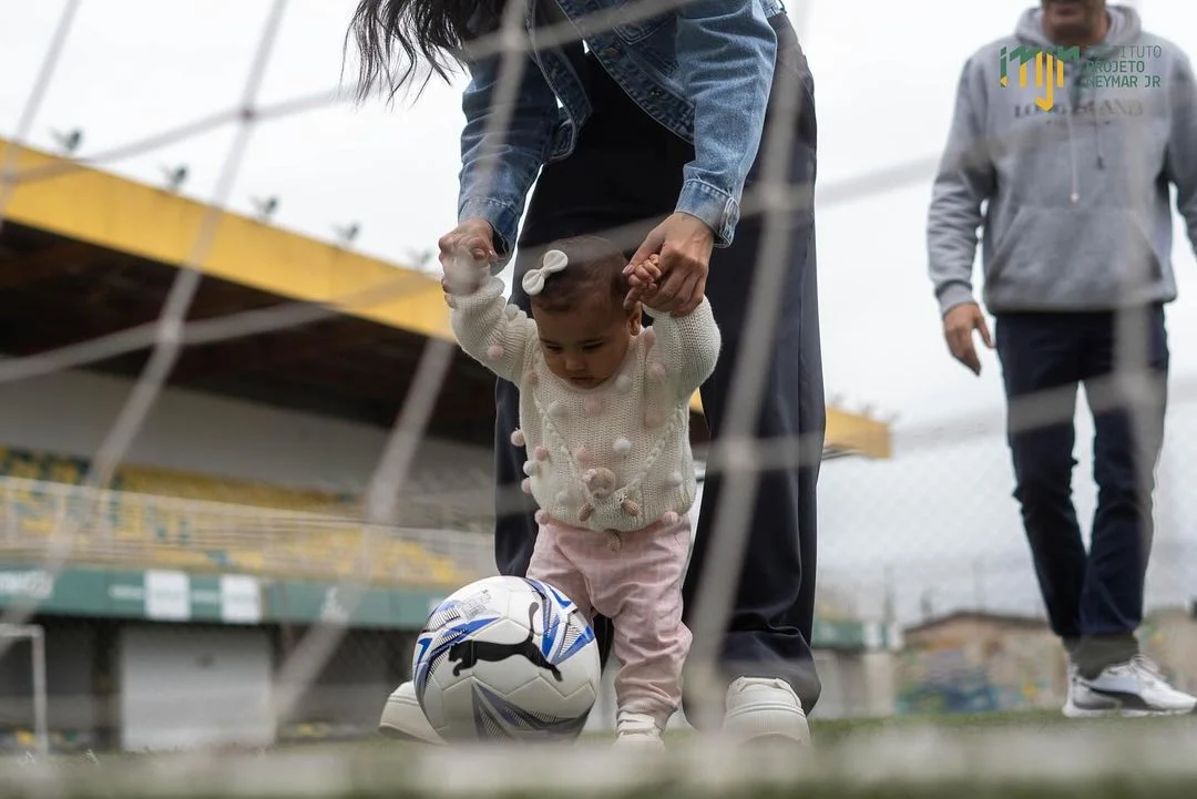 O atleta publicou uma foto de Bruna e Mavie, e se declarou: "Meus amores" Reprodução/Instagram