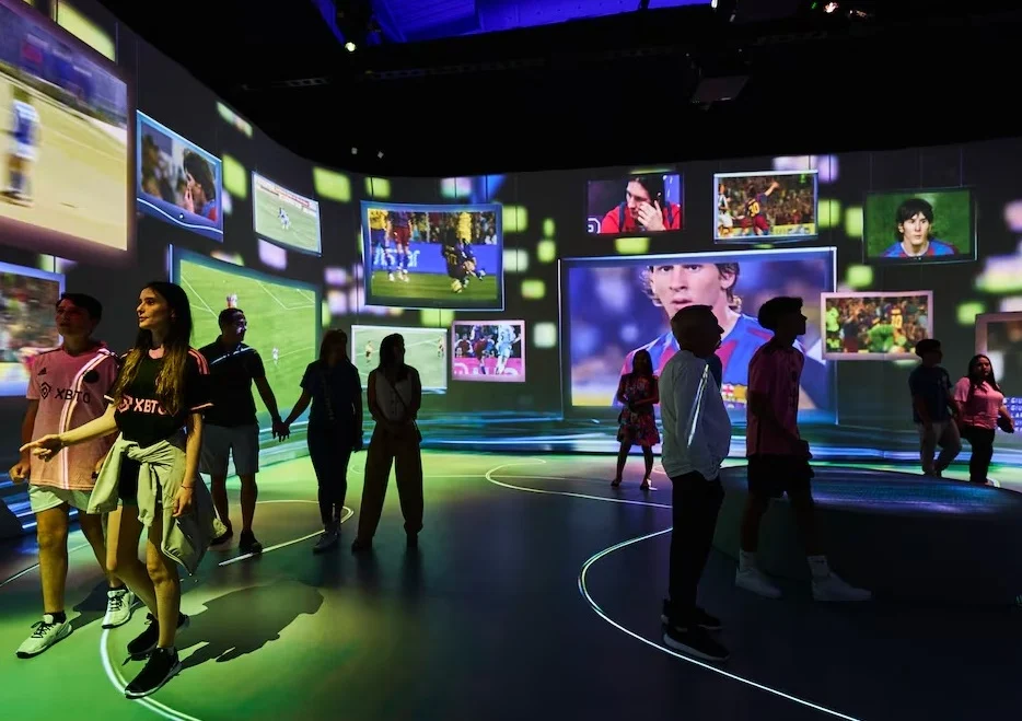 O The Messi Experience é uma atração imersiva que transporta os visitantes para a vida de Lionel Messi, com nove instalações temáticas usando tecnologia de ponta. Crianças e adultos podem desfrutar de jogos digitais, aprender habilidades do futebol e capturar fotos únicas, tornando a visita educativa e memorável para toda a família. Divulgação