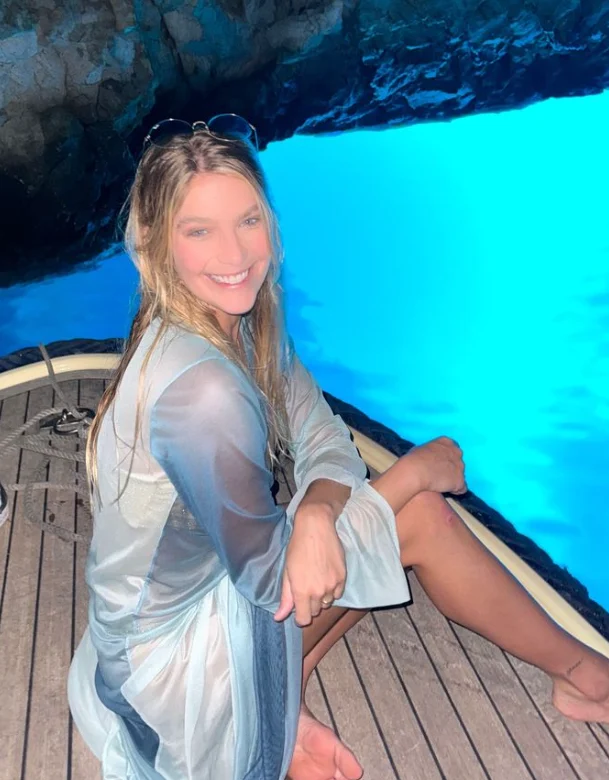 Isabella Santoni curte "Blue Cave" Reprodução