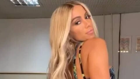 Em 2020, ano em que fez parceria com Cardi B e Mike Towers, a artista abandonou os tons escuros que costumava usar nos cabelos e decidiu ficar loira. Reprodução Instagram