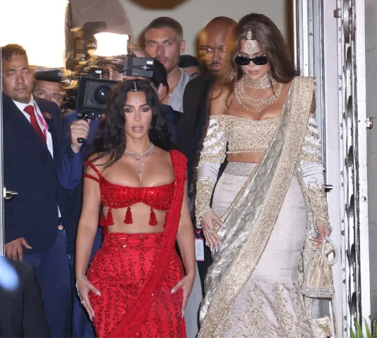 Kim Kardashian é criticada por escolhas de vestido em casamento indiano Reprodução/Instagram