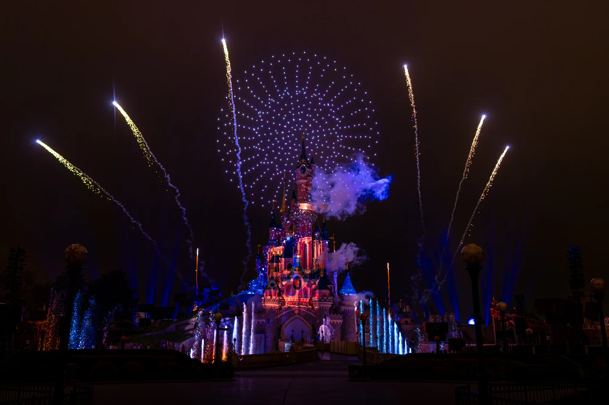 Disneyland de Paris celebra reabertura da Catedral de Notre Dame com montagem de 