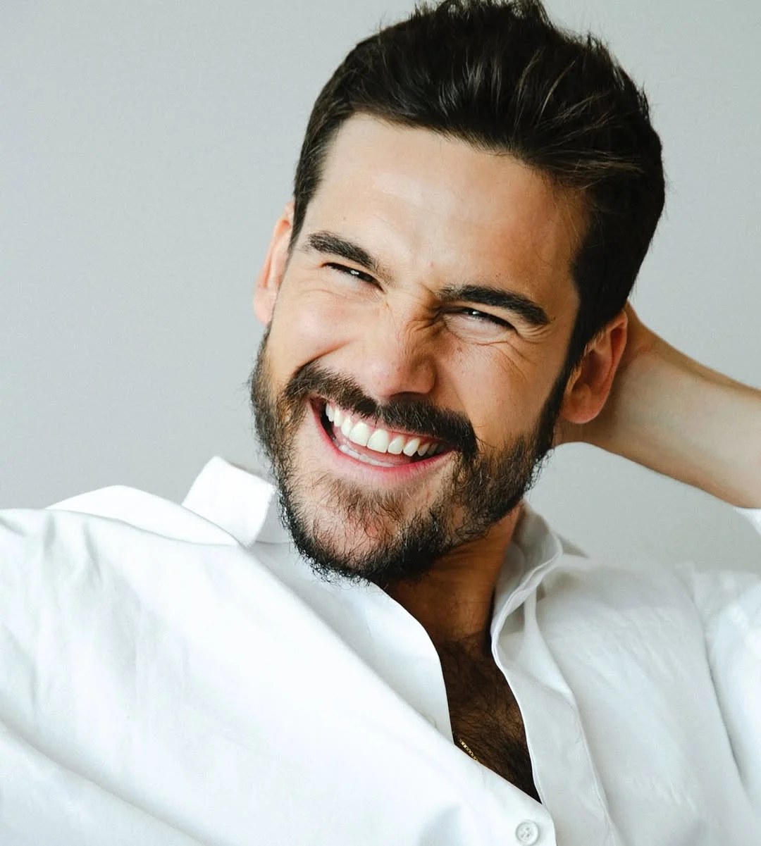 Nicolas Prattes passa por mudança no visual Reprodução