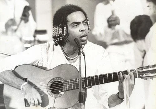 Por fim, uma das maiores revelações de Gilberto Gil aconteceu em 2014, em entrevista ao Programa do Jô Soares, quando ele entregou que usava outro nome no ínicio da carreira. "Meu nome era Gilberto Moreira. Depois, alguém disse que seria melhor, por combinação de letras, que eu colocasse Gil". Reprodução