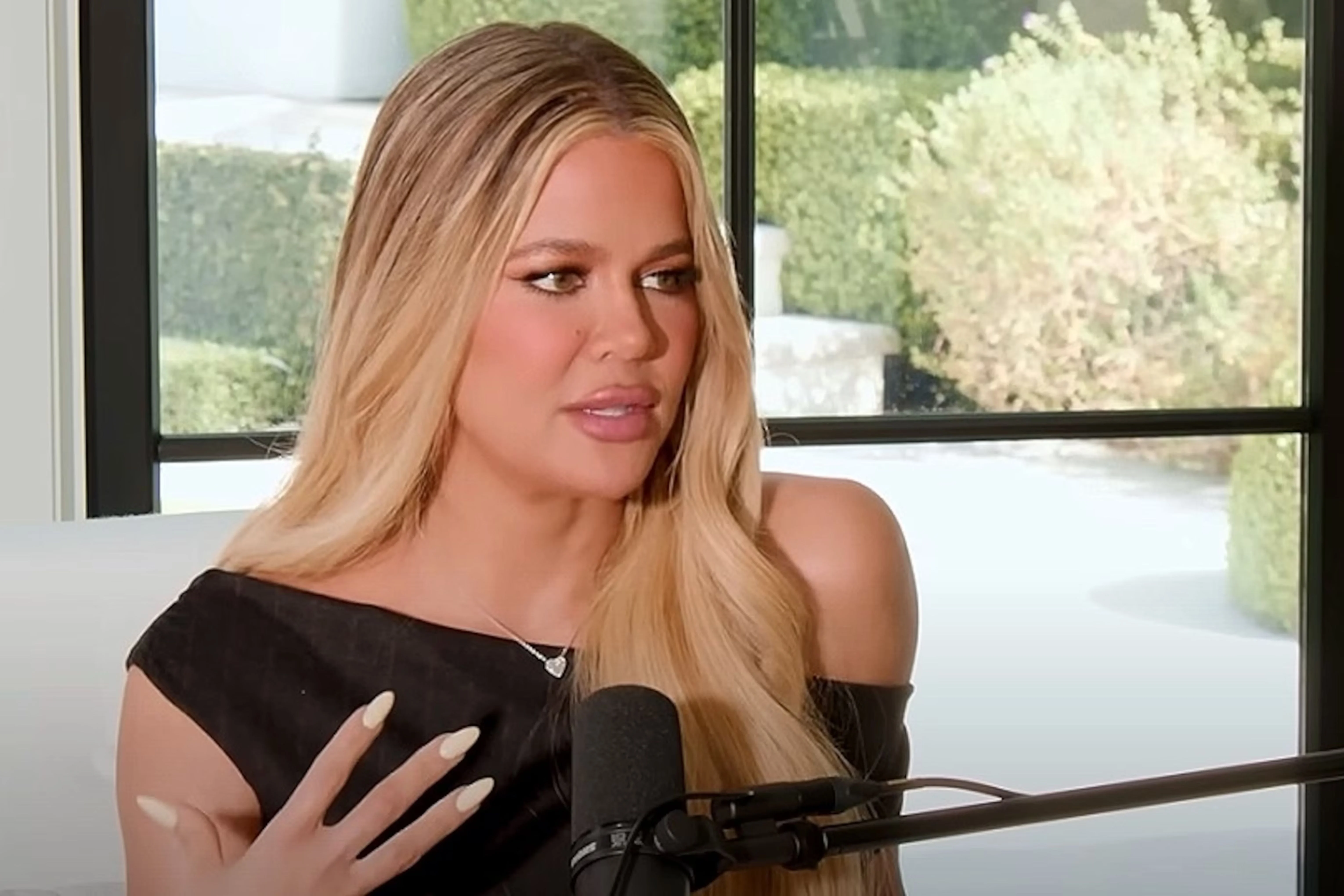 Khloe Kardashian: Irmã de Kim Kardashian e cofundadora da marca de jeans Good American. Ela também é uma estrela de reality show e empresária. Reprodução