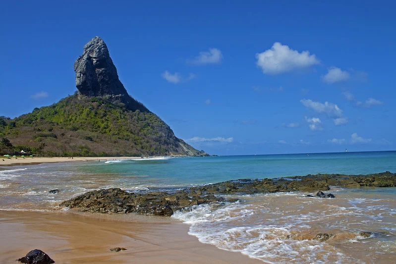 Praia da Conceição - Pernambuco: Localizada em Fernando de Noronha, é uma praia de areia fina, muito apreciada pelos amantes e futebol ou vôlei de praia. Suas formações rochosas também azem dela um dos principais pontos para quem ama apreciar o pôr do sol. Leonardo Bortolin/Flickr