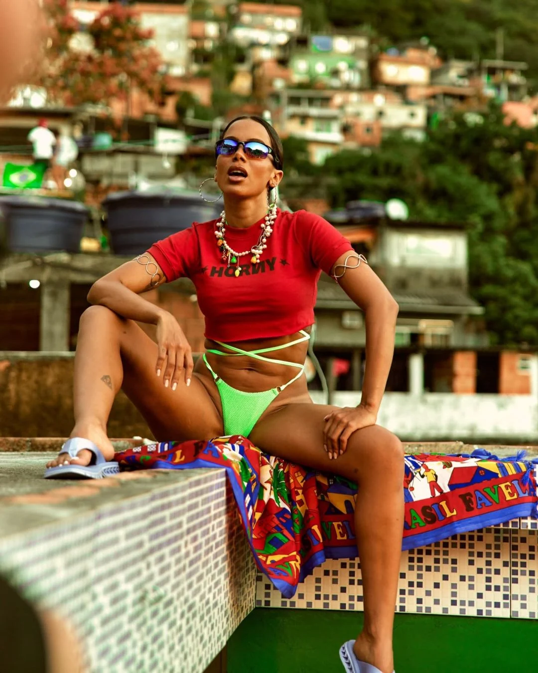 A artista ostentou o bronzeado em um biquíni, shorts curtíssimo e um top, com 'Horny' estampado Reprodução/Instagram