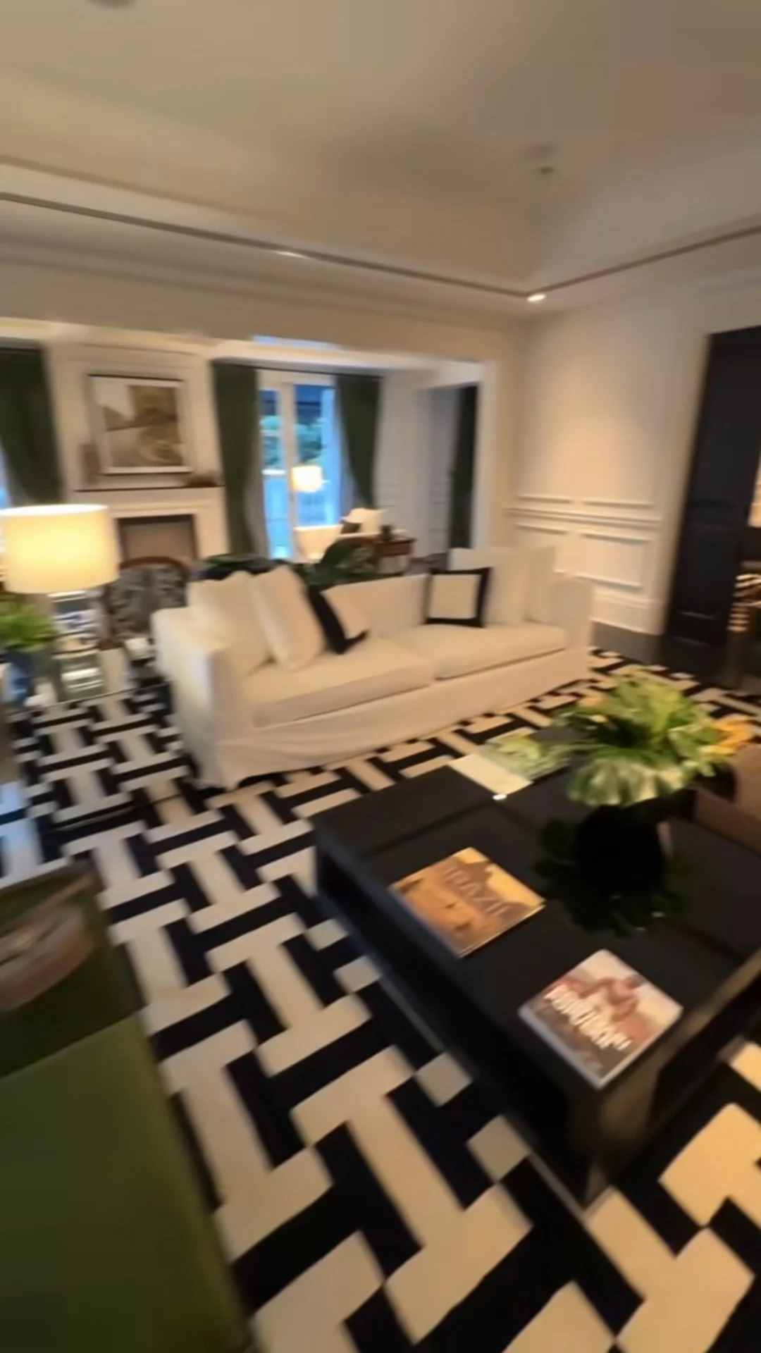 Sala de estar no Palácio Tangará Reprodução/Instagram
