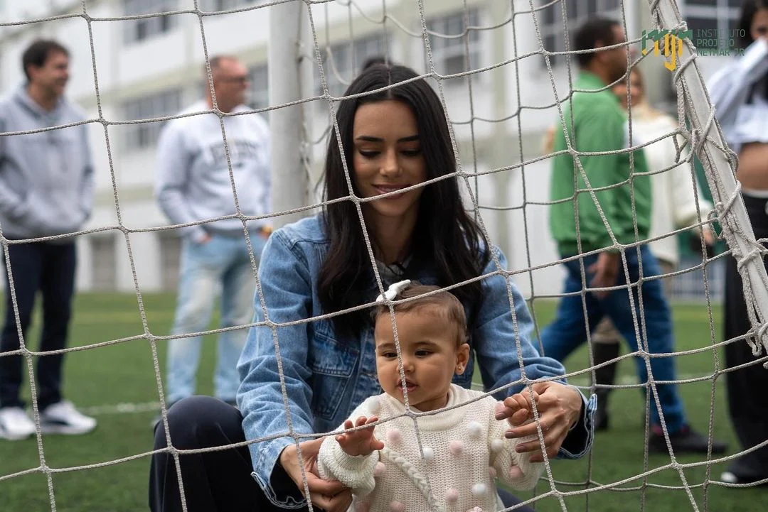 O jogador publicou as fotos da herdeira com a influenciadora e se derreteu Reprodução/Instagram