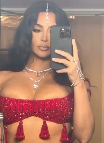 Kim Kardashian é criticada por escolhas de vestido em casamento indiano Reprodução/Instagram