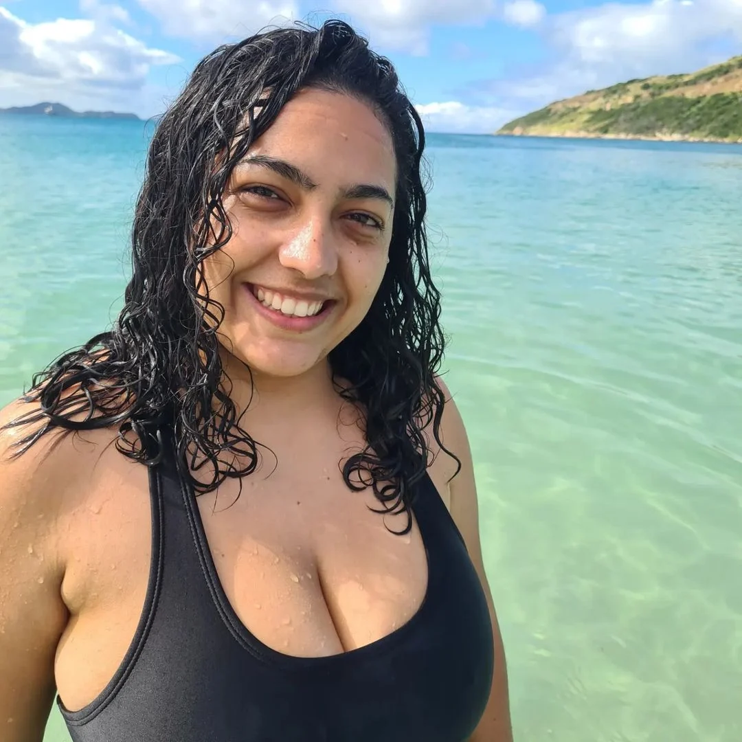 "Para quem não sabe, ontem eu era uma professora de história desempregada, 100% anônima, mas por acreditar que somente eu posso me defender nesse momento resolvi colocar a cara no sol! Quero que saibam que o apoio de vocês nessa situação me liberta de muitas amarras [...] Pau no c* do Buda", declarou. Reprodução/Instagram - 04.03.2024