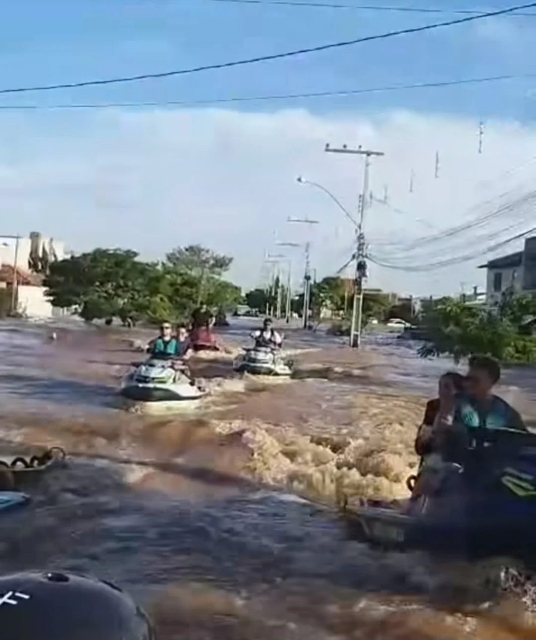 Agora, até a tragédia vivida pelos gaúchos tornou-se foco da rixa na internet. Isso porque Scooby foi para o Rio Grande do Sul, onde está liderando um grupo de surfistas nas ações voluntárias.  Reprodução: Flipar