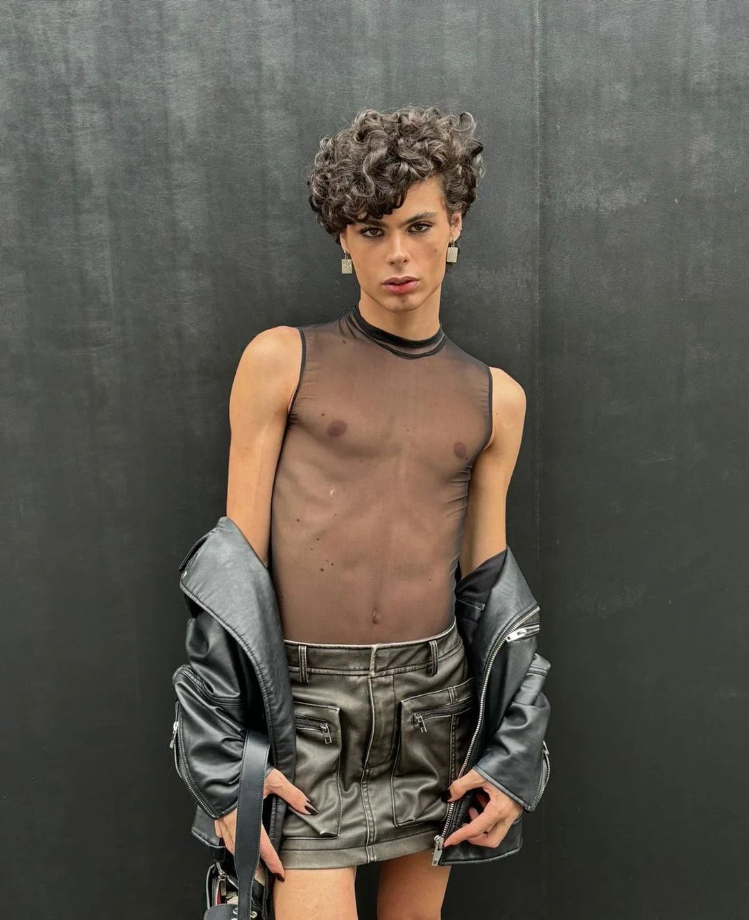 Luigi Tomé elege blusa transparente, saia e jaqueta Reprodução/Instagram