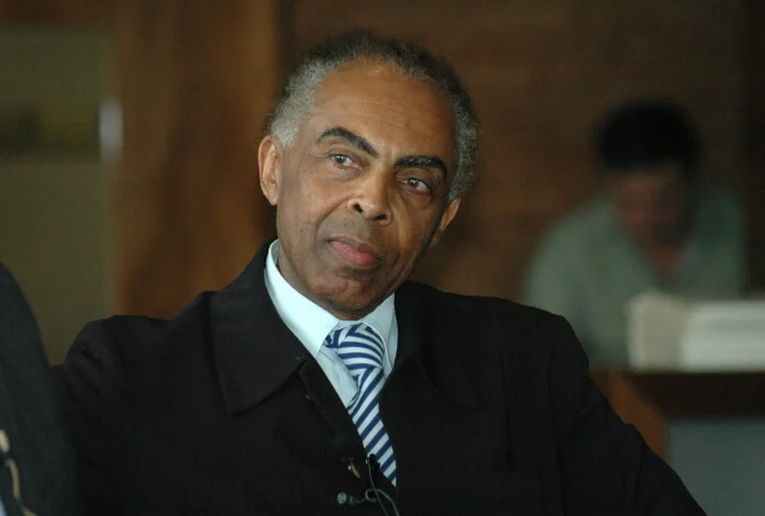 Durante o governo de Jair Bolsonaro (PL), Gilberto Gil sinalizou que fazia orações para que o então presidente se tornasse uma pessoa mais sensata. "É reiterar a necessidade de que o ser pleno da compreensão o habite, chegue até ele e passe a reger a sua mentalidade, seu modo de colocar suas energias, de viver", explicou em entrevista a Pedro Bial. Reprodução