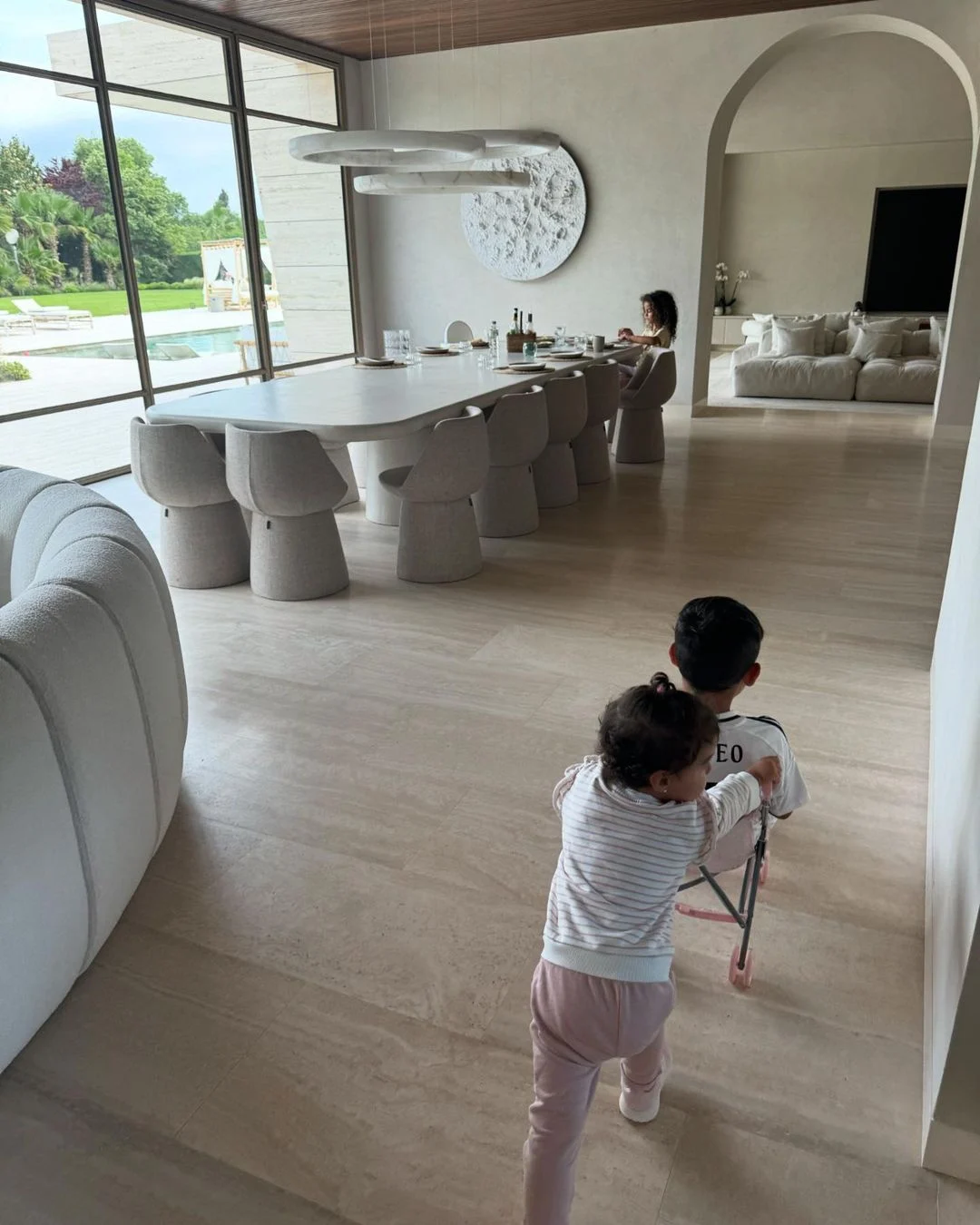 Filhos do casal brincando Reprodução