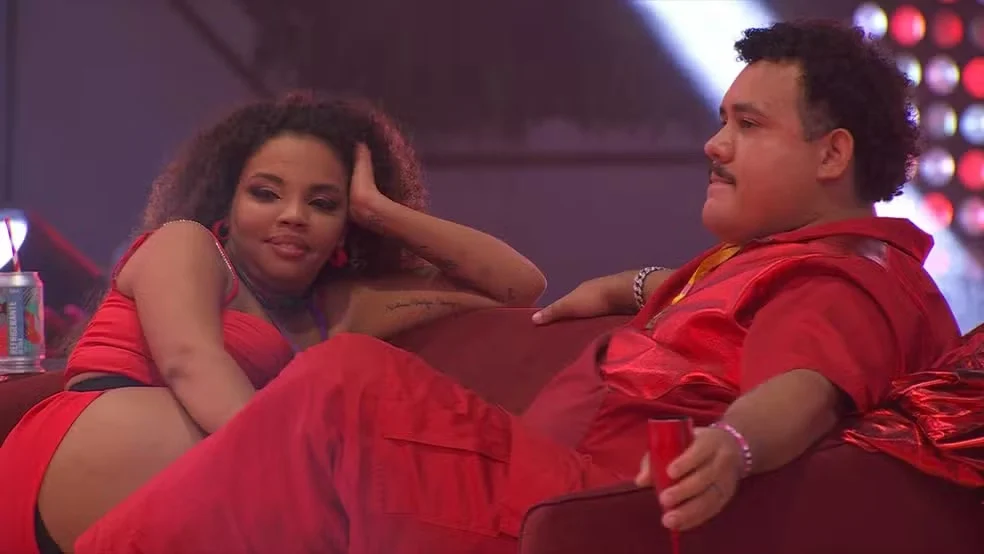 Lucas Henrique começou a polemizar o casamento após uma aproximação de Pitel no programa da Globo. Na festa do último sábado (2), ele flertou com a sister e ainda dedicou a música "Baiana", de Emicida, para ela. Buda também disse que a assistente social “bagunçou” ele.  Reprodução/Globo