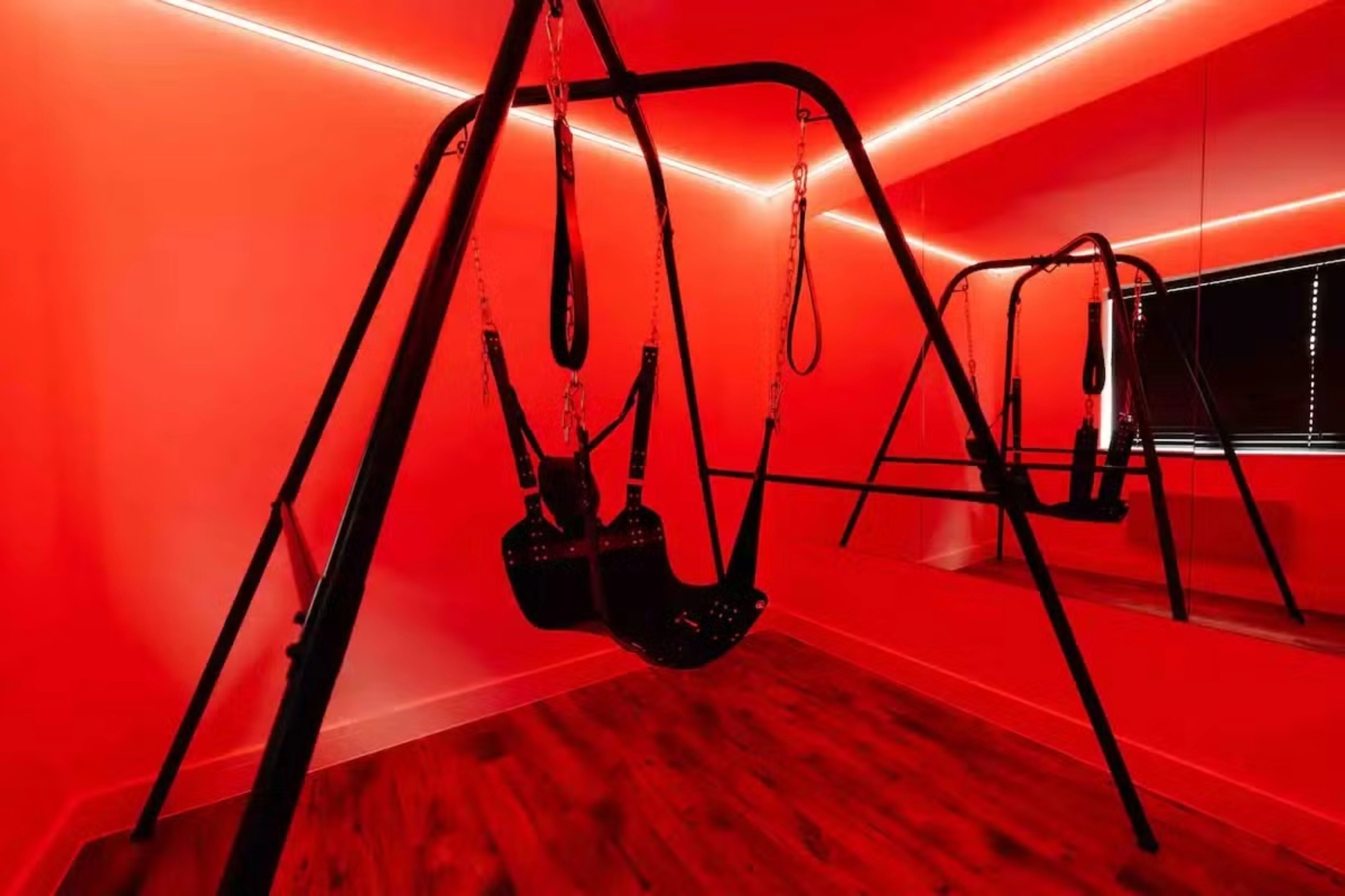 Do elegante Quarto 1 ao provocante Quarto Bondage, cada espaço da Casa Amor é projetado para elevar sua escapada romântica Reprodução/Airbnb