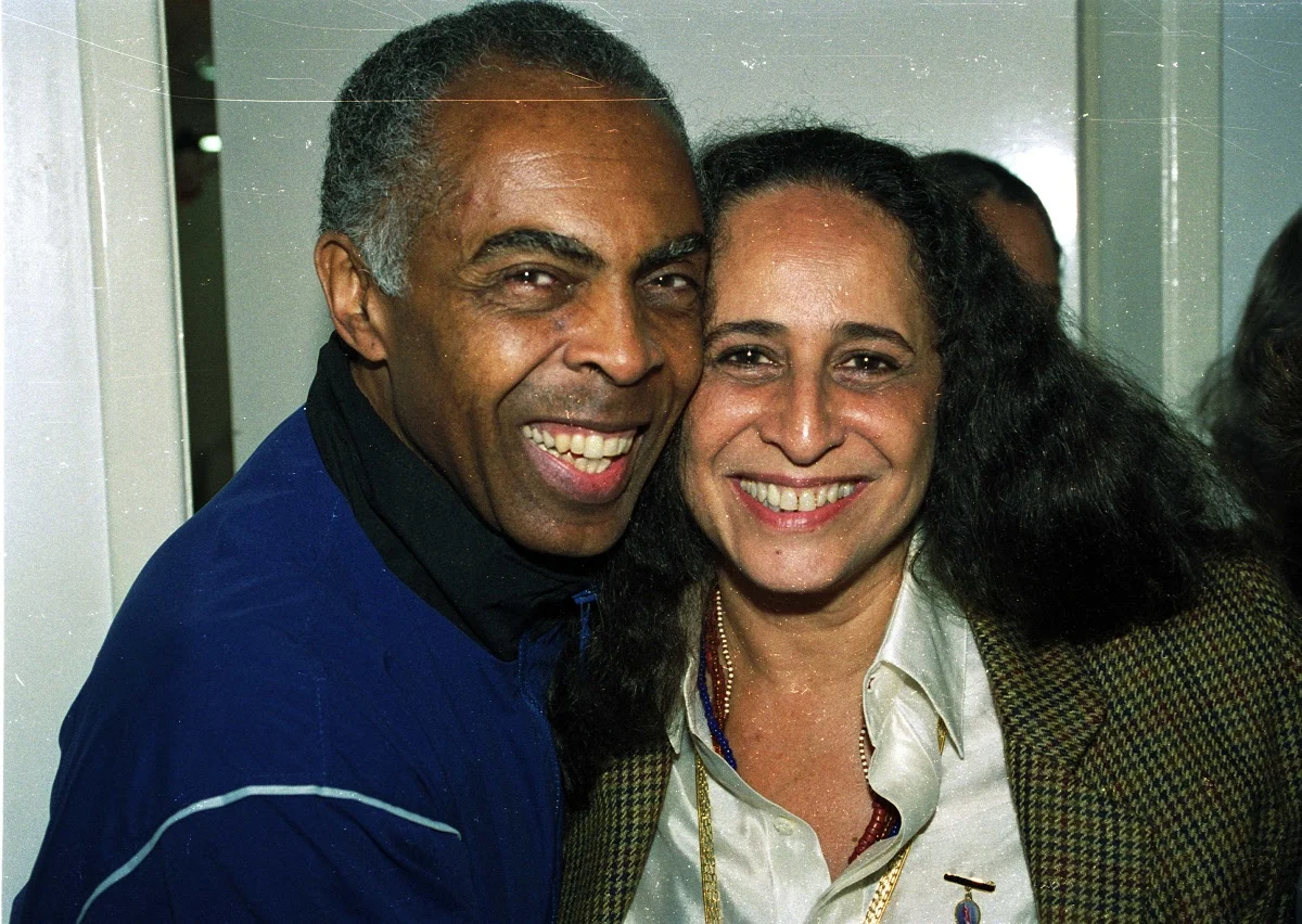 Gilberto Gil também já teve um relacionamento breve com a cantora Maria Bethania, irmã de Caetano Veloso. "Fui apaixonada por Gilberto Gil. Mas ele me traiu, me largou lá chupando manga... Foi na Bahia antes de a gente ser profissional. [...] Aí eu me apaixonei e ele me dava muita corda. A gente namorava muito, a gente dava as mãos e passeava de ônibus", disse a cantora ao Google Arts & Culture. Reprodução
