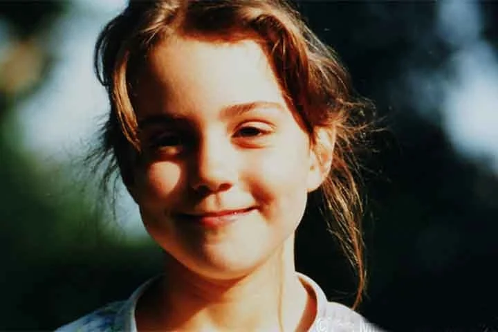Kate Middleton, que nasceu dia  9 de janeiro de 1982, é a mais velha de três filhos de pais que se tornaram milionários. Seu anel de noivado pertencia à princesa Diana. Reprodução: Flipar