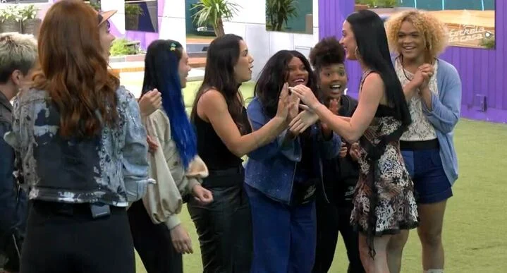 Katy Perry com elenco do 