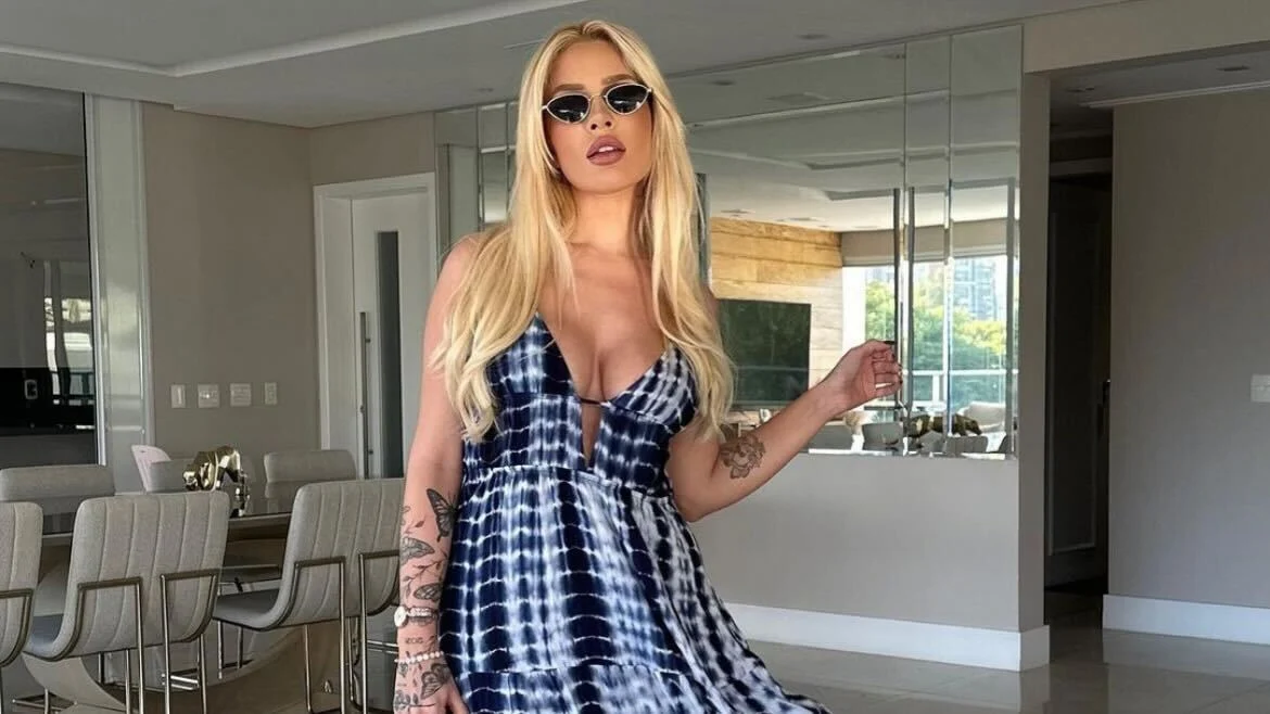 Karoline Lima faz clique em sala de estar Reprodução Instagram - 28.5.2024