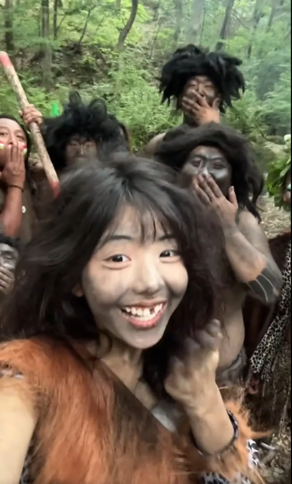 Influenciadora chinesa compartilhou vídeos dos atores interpretando homens primitivos em floresta localizada dentro de resort chines Reprodução/Xiaohongshu