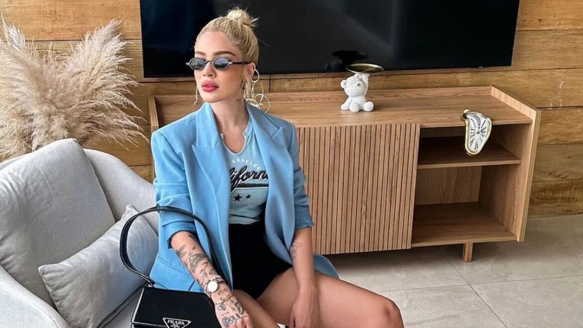 Karoline Lima na sala do imóvel que aluga Reprodução Instagram - 28.5.2024