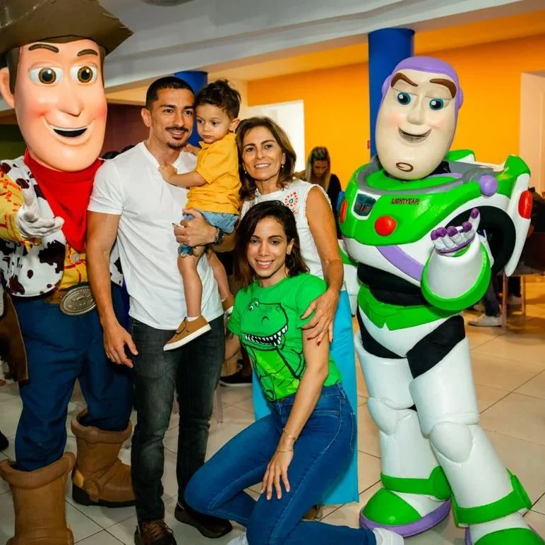 Anitta posa para foto com mãe. irmão e sobrinho Reprodução/Instagram