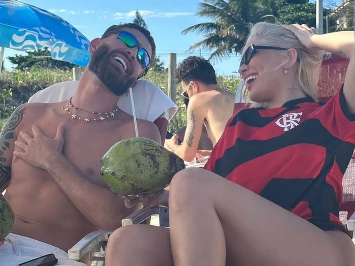 No final de 2023, após esfriarem os rumores de reconciliação entre Karoline e Éder, a influenciadora foi vista na companhia do jogador de futebol do Flamengo Leo Pereira. Na ocasião, o atleta estava recém separado de Tainá Castro, com que foi casado e tem dois filhos. Reprodução