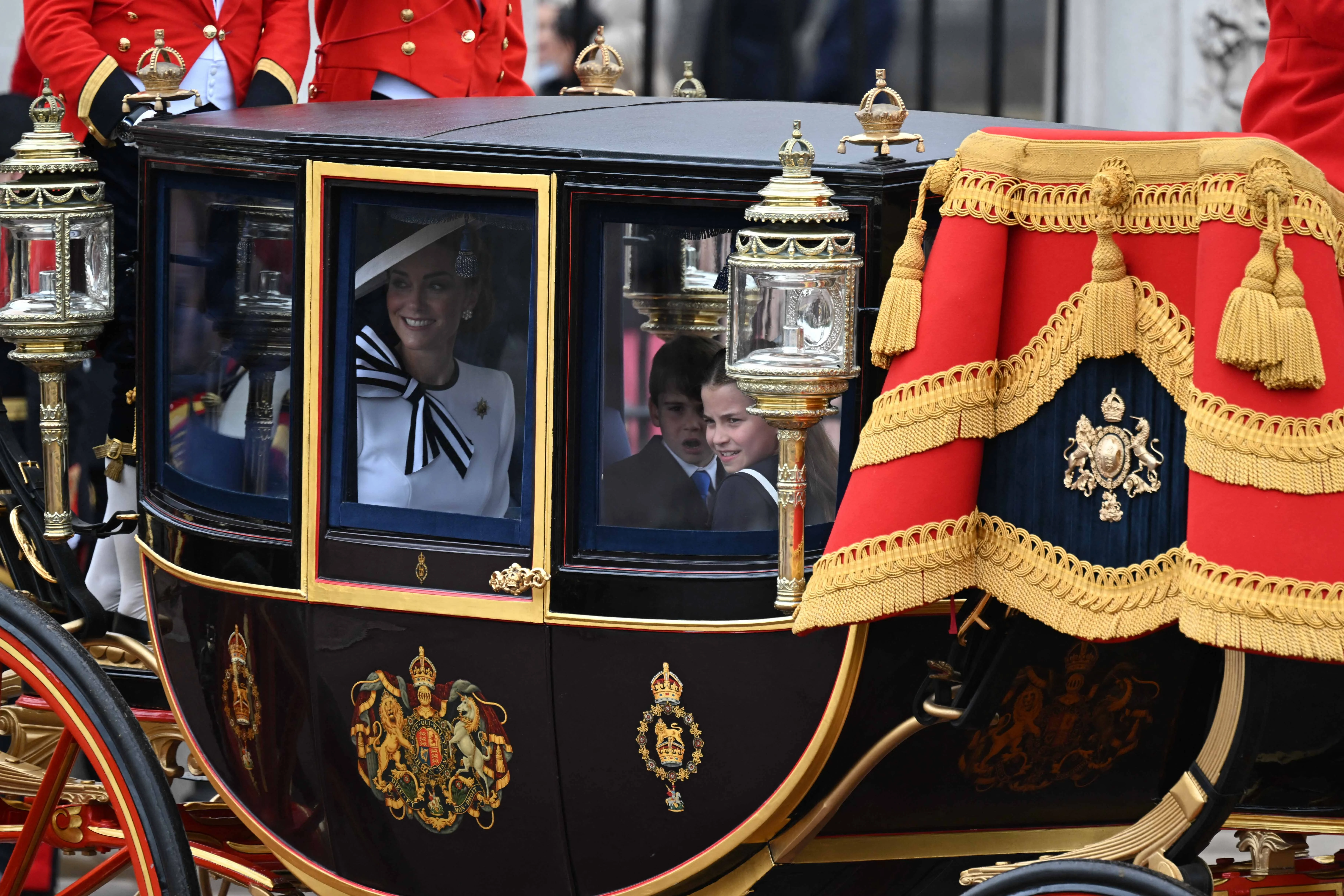 Kate Middleton em carruagem real com os filhos Príncipe George, 10 anos, Princesa Charlotte, de 9, e Príncipe Louis, de 6  Rasid Necati Aslimanadolu/AFP