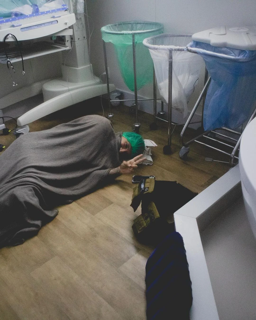 Yuri Lima deitado no chão da maternidade Reprodução/Instagram
